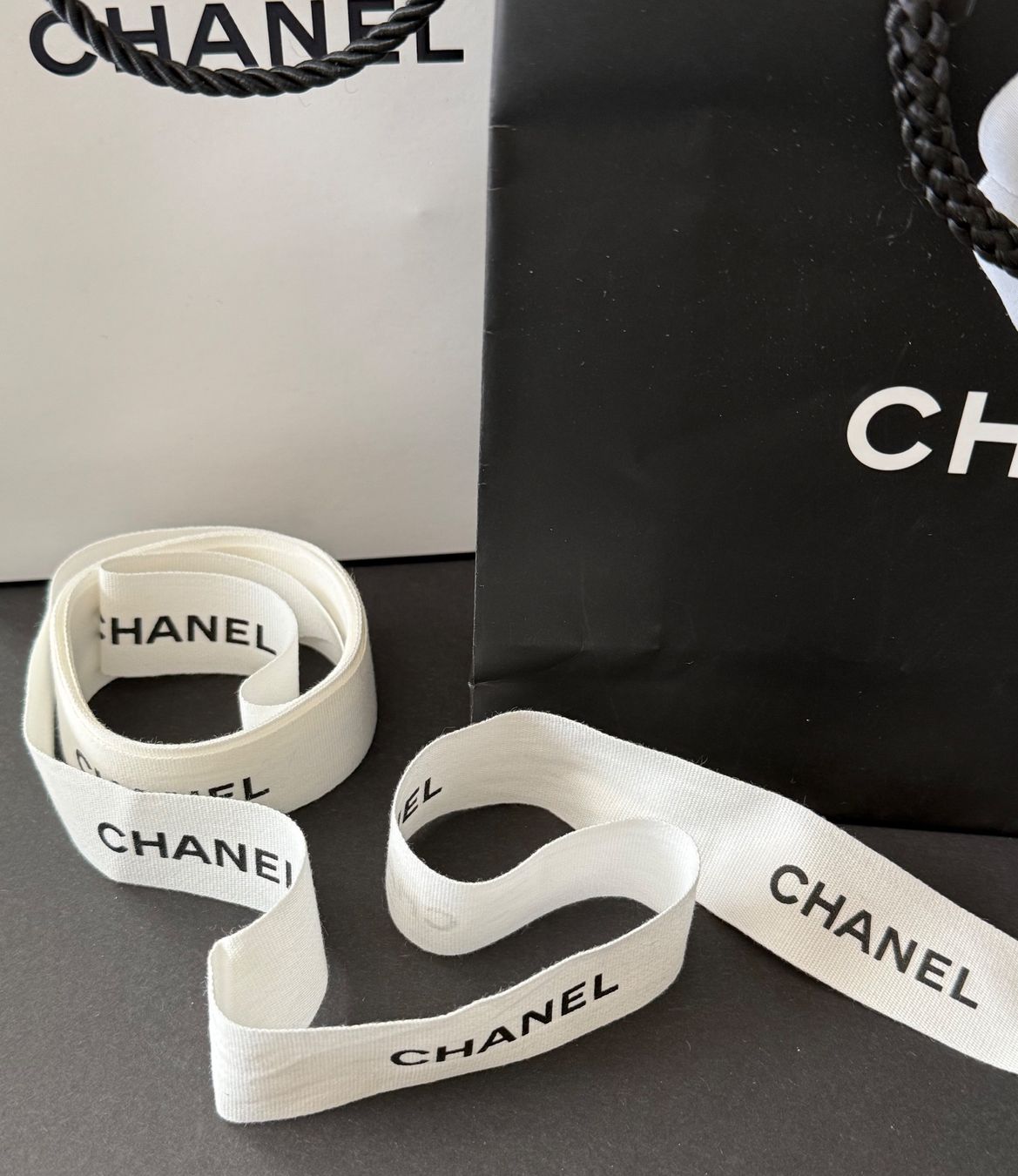 Chanel Borse: CHANEL - 2 Papiertaschen mit Kamelien und Geschenksband – Usato da St. Gallen venduto da aracne 4