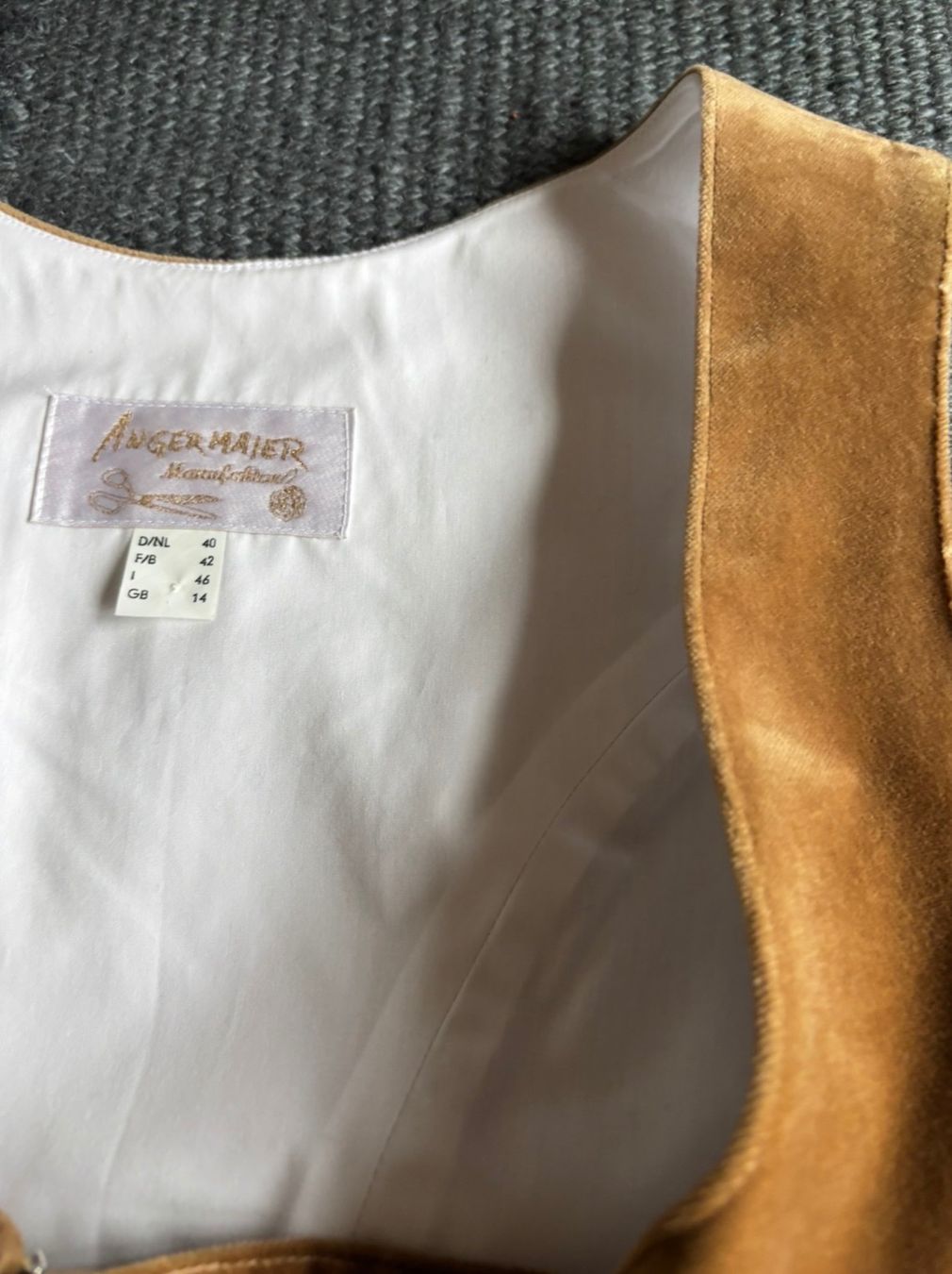Vestiti: Angermaier Dirndl hellbraun/taupe 40 – Usato da Bennau venduto da Fury3 3