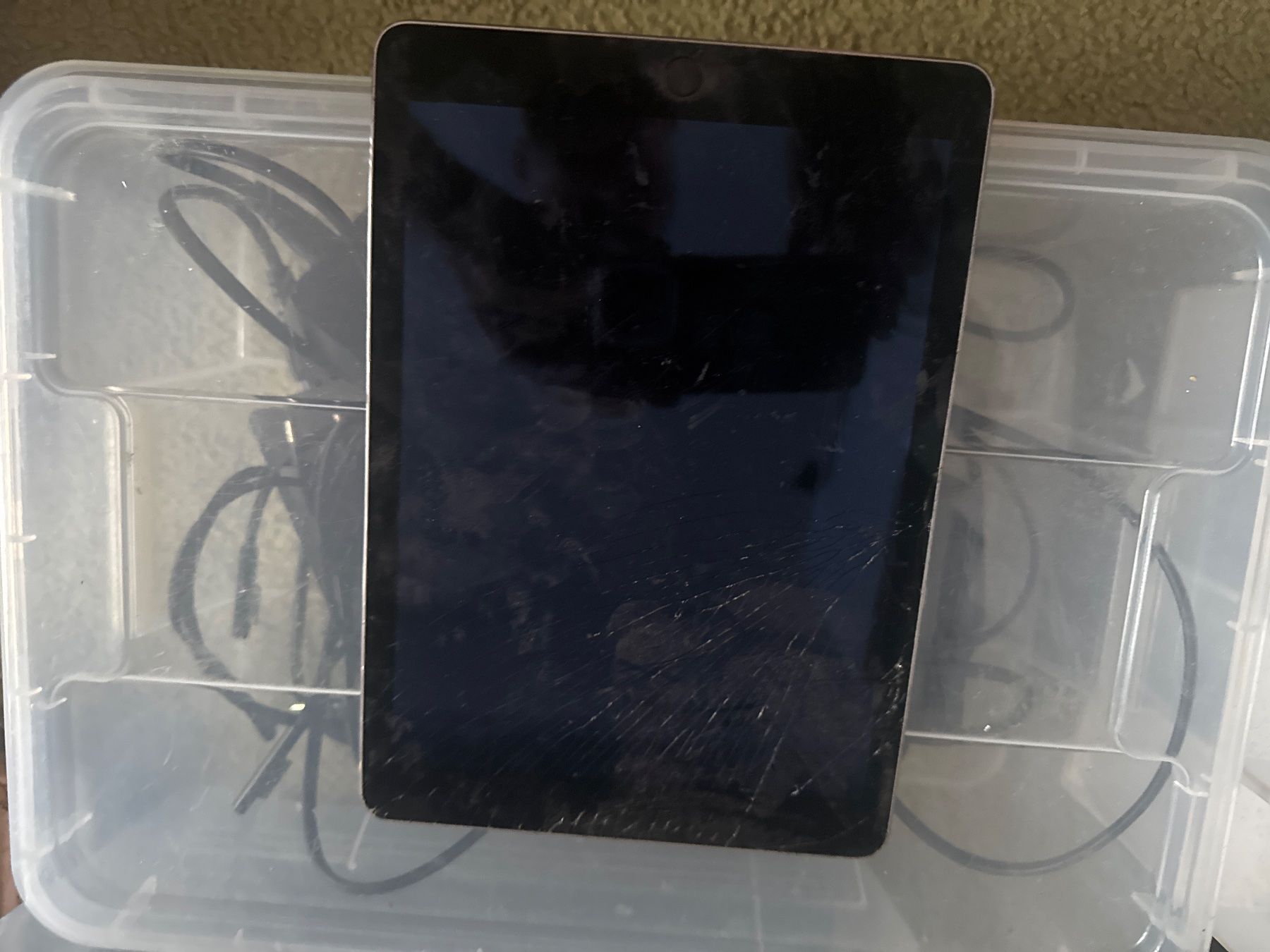 Apple Tablettes PC: Ipad Air 2 - A1566 - icloude lock – Défectueux à Olten par HoYa01 1