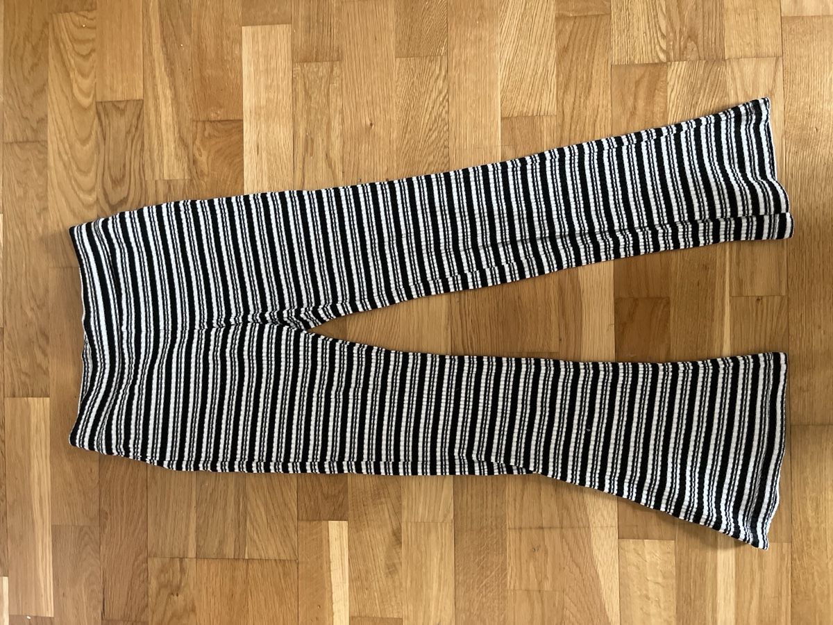 Monki Pantaloni: Coole, gestreifte Hosen – Usato da Zürich venduto da Samichlaaus