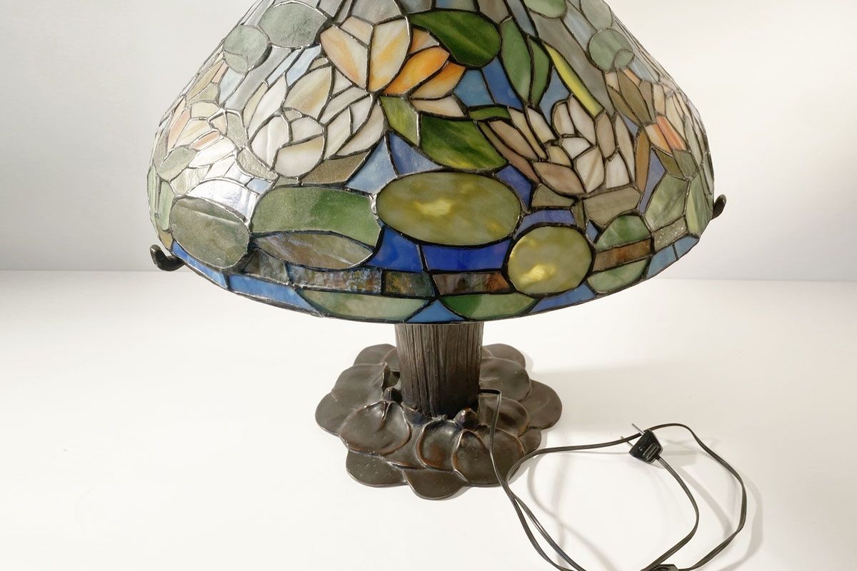 Tiffany & Co. Lampade: Tiffany Lampe Seerose Motiv mit Bronzefuss – Usato da Ballwil venduto da ClassicGallery 5