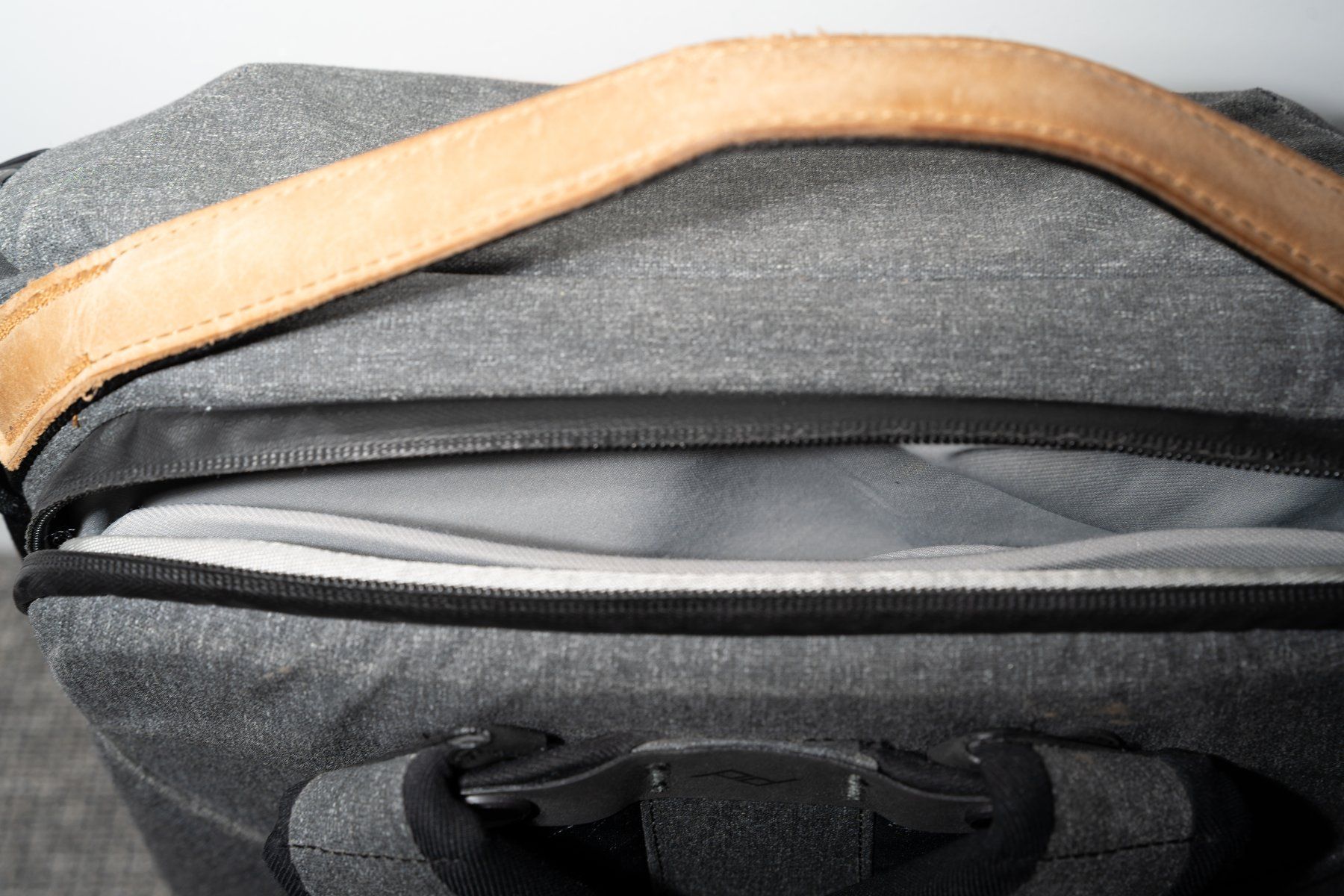 Peak Design Zaini: Peak Design Everyday Backpack 20L grau – Usato da Reinach BL venduto da proph 4