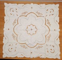 Schöne Tischdecke, weiss