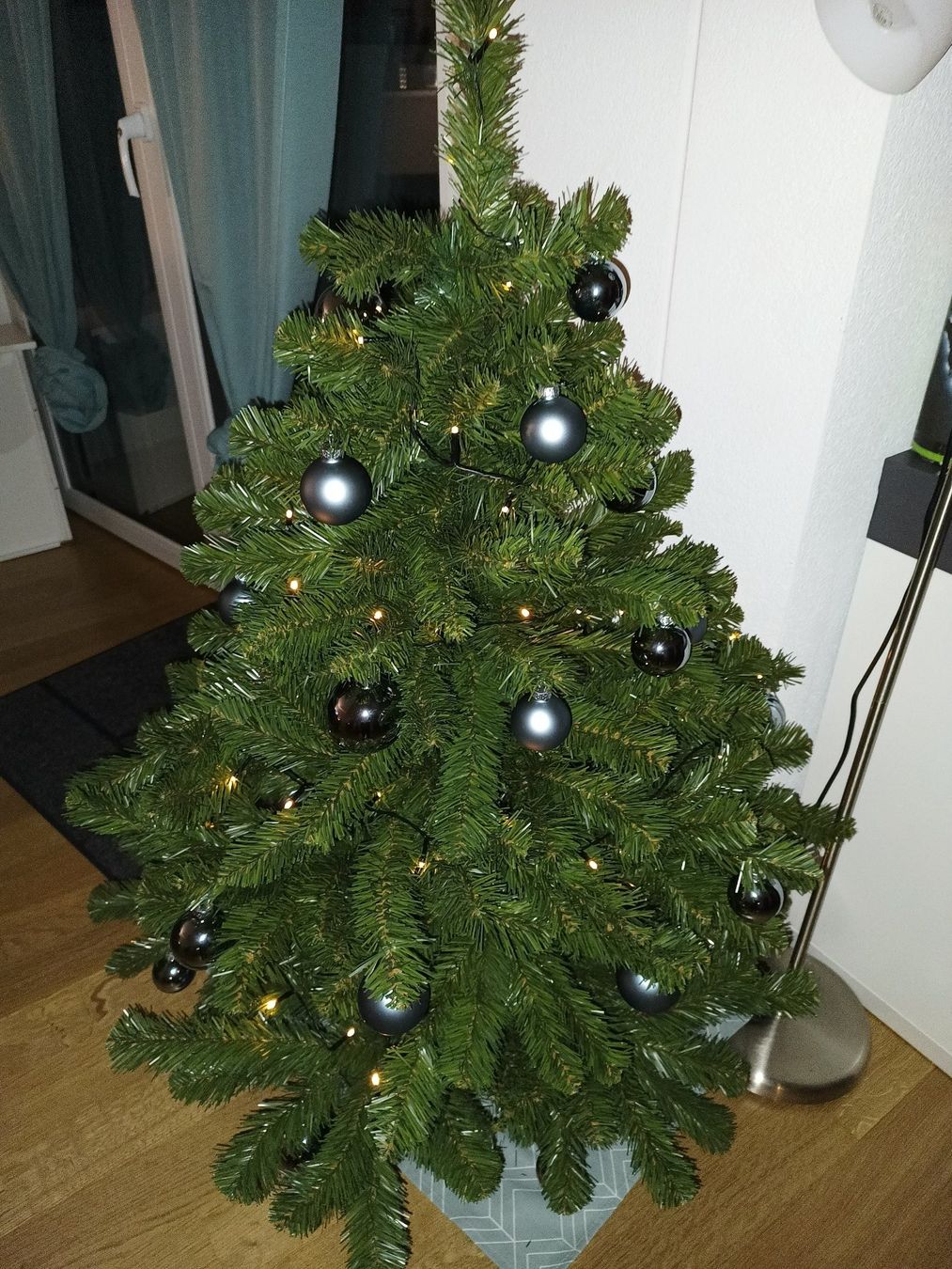 Alle Dekorationen: Christbaum inkl. Kugeln und Lichterkette – Gebraucht aus Zweisimmen von KoBo88