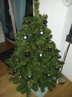 Christbaum inkl. Kugeln und Lichterkette