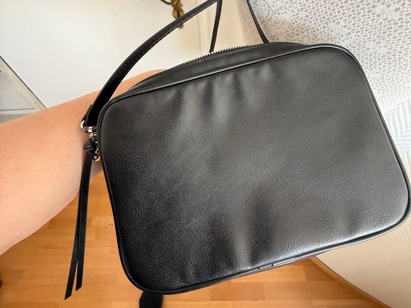 H&M Borse da donna: Schwarze Umhängetasche 21 x 16 cm – Nuovo (secondo la descrizione) da Kirchdorf AG venduto da coco123 1