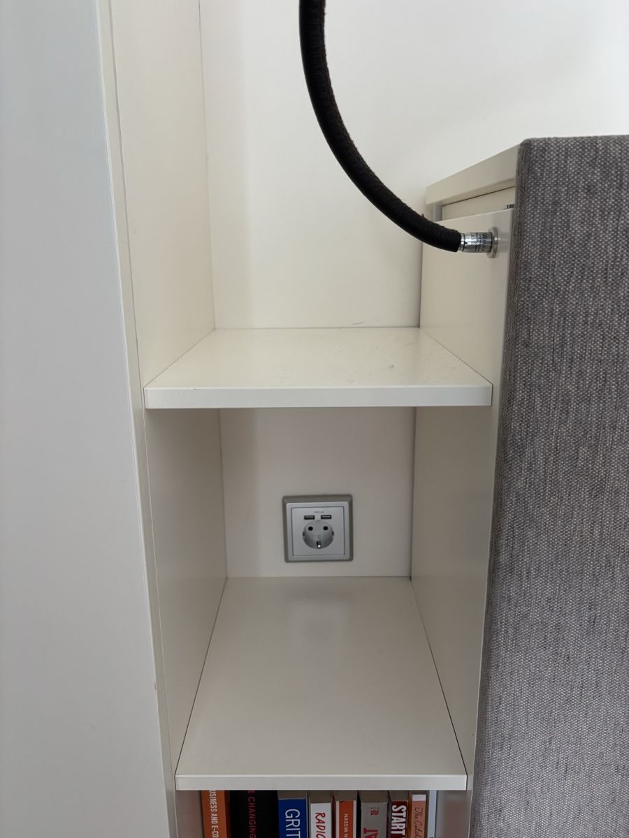 Letti: Modern White Wardrobe - Stylish Storage Solution Now! – Usato da Crans VD venduto da gen_gj6k 3