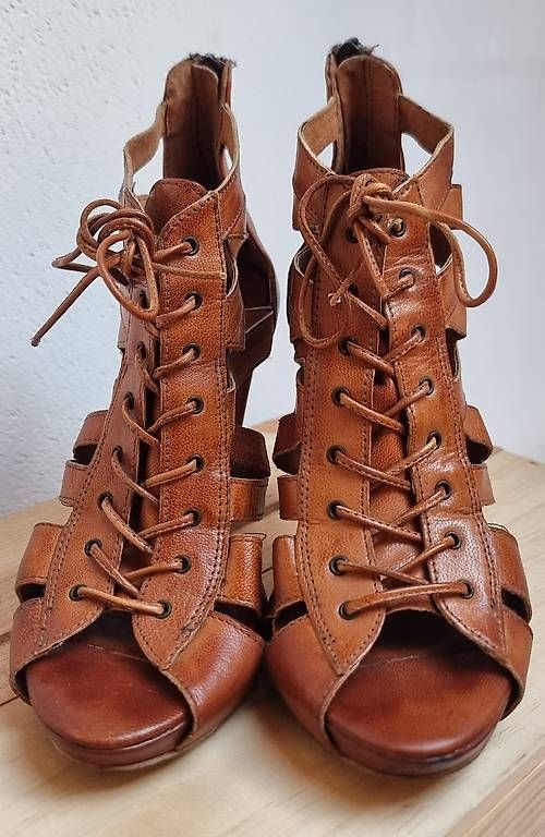 Chaussures femmes: Leder High Heels von PROF Grösse 36 – D'occasion à Castrisch par SaHaMa 1