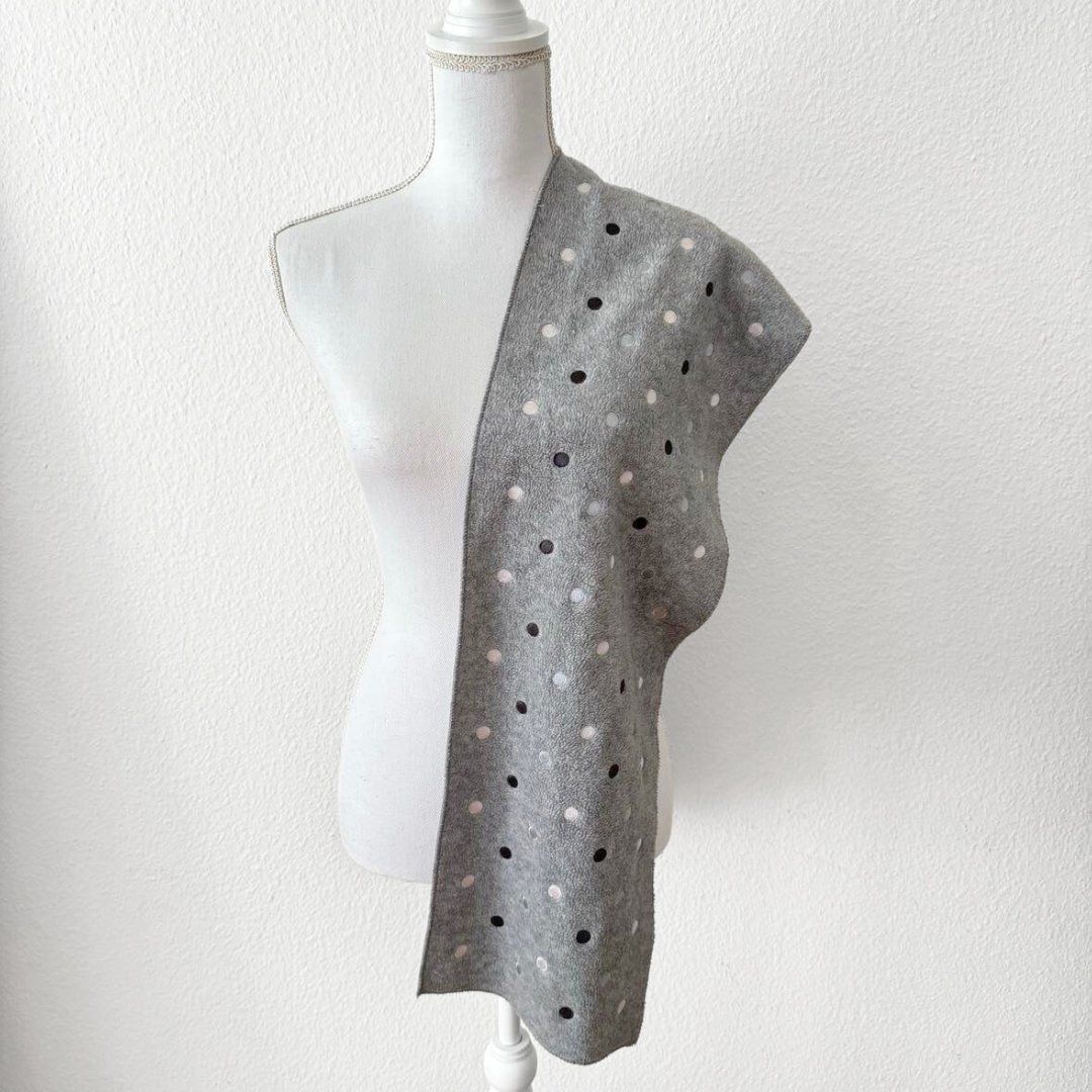 Foulard & Sciarpe: ACCESSORIZE Echarpe Grise à Pois – Usato da Vevey venduto da secondlifevevey 2