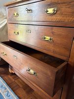 Comò in legno di noce