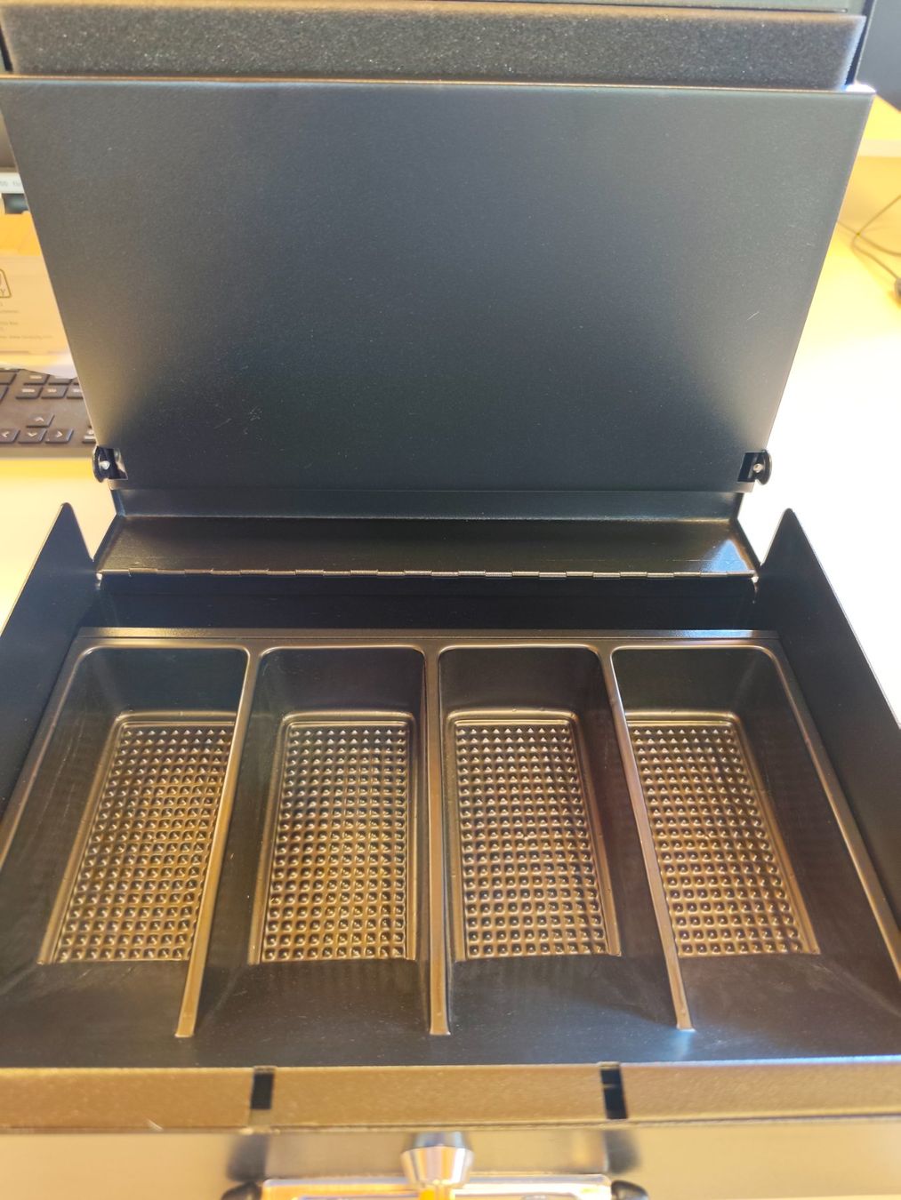 Caisses enregistreuses: Kasse gross (Geldkassette) – D'occasion à Schlieren par ZauggSchlierenAG 5