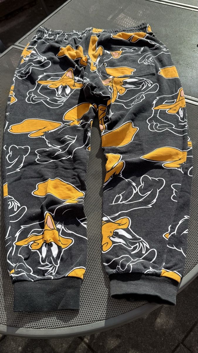 H&M Pantaloni: Trainerhose Grösse L Looney Tunes – Usato da Dettighofen (Lengwil) venduto da Dolol 1