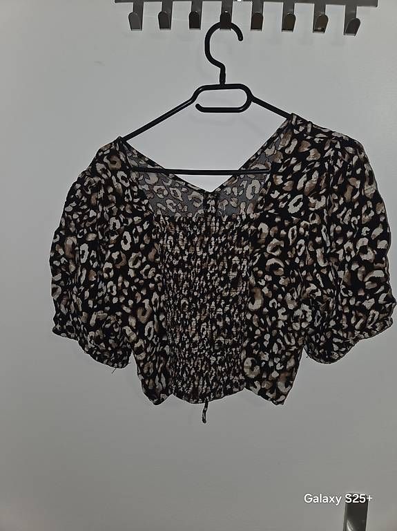 Tops: Croptop mit V-Ausschnitt  – Gebraucht aus St. Gallen von ruz_t5lk