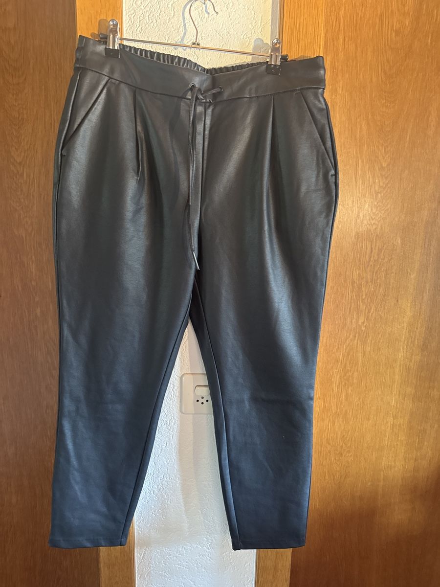 Vero Moda Pantaloni: Lederimitathosen mit elastischem Bund – Nuovo (secondo la descrizione) da Rohrbachgraben venduto da kae_5lhf