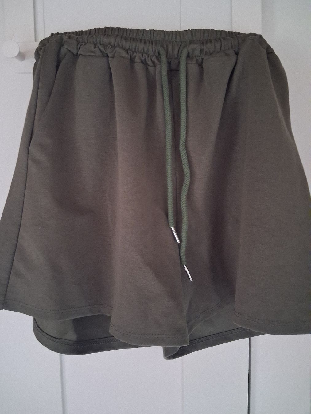 Pantaloni: Grüne Shorts mit Seitentaschen – Nuovo e nell'imballaggio originale da Mettmenstetten venduto da sell4purpose