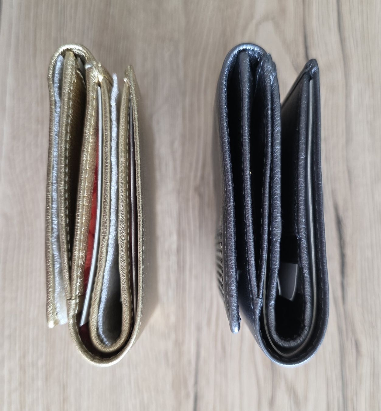 Portafogli: swarovski Geldbörsen Damen Leder Grau oder Gold 1 stk – Nuovo e nell'imballaggio originale da Niederhasli venduto da 8155irae 2