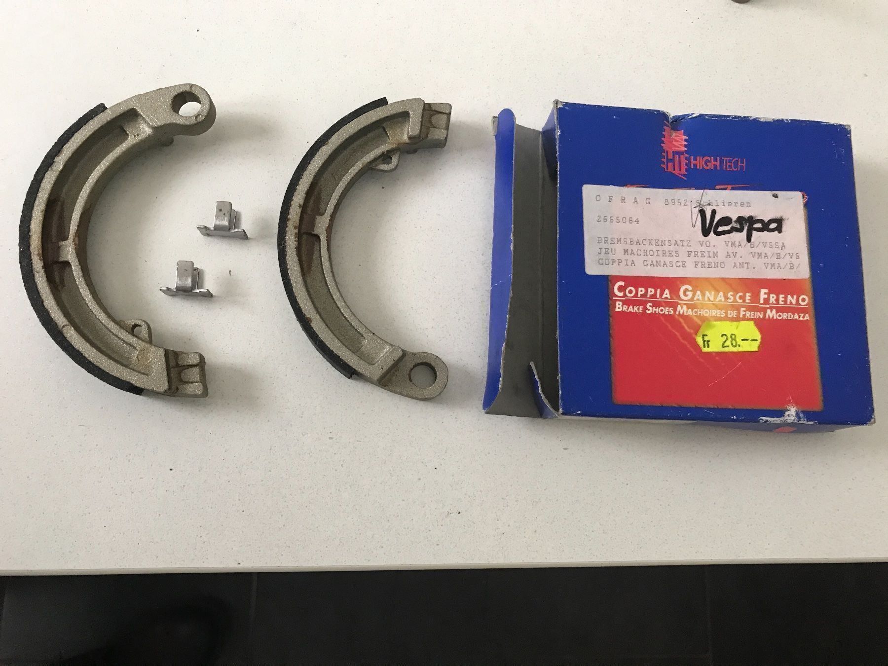 Tutti pezzi di ricambio per scooter: Vespa Roller Bremsbacken vorne – Nuovo e nell'imballaggio originale da Zürich venduto da Fisel1