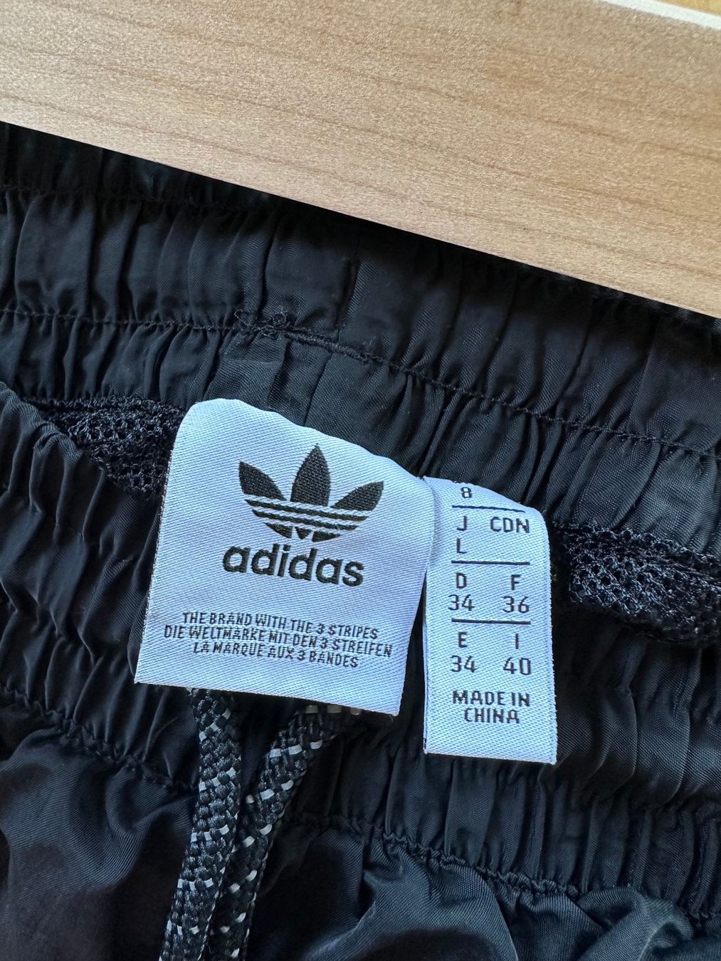 Adidas Pantaloni: Adidas Trackpants in schwarz – Usato da Zürich venduto da Honeyboo 2