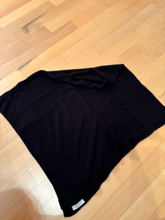 Dünner Cashmere Poncho mit schönen Detailnähten aus Como