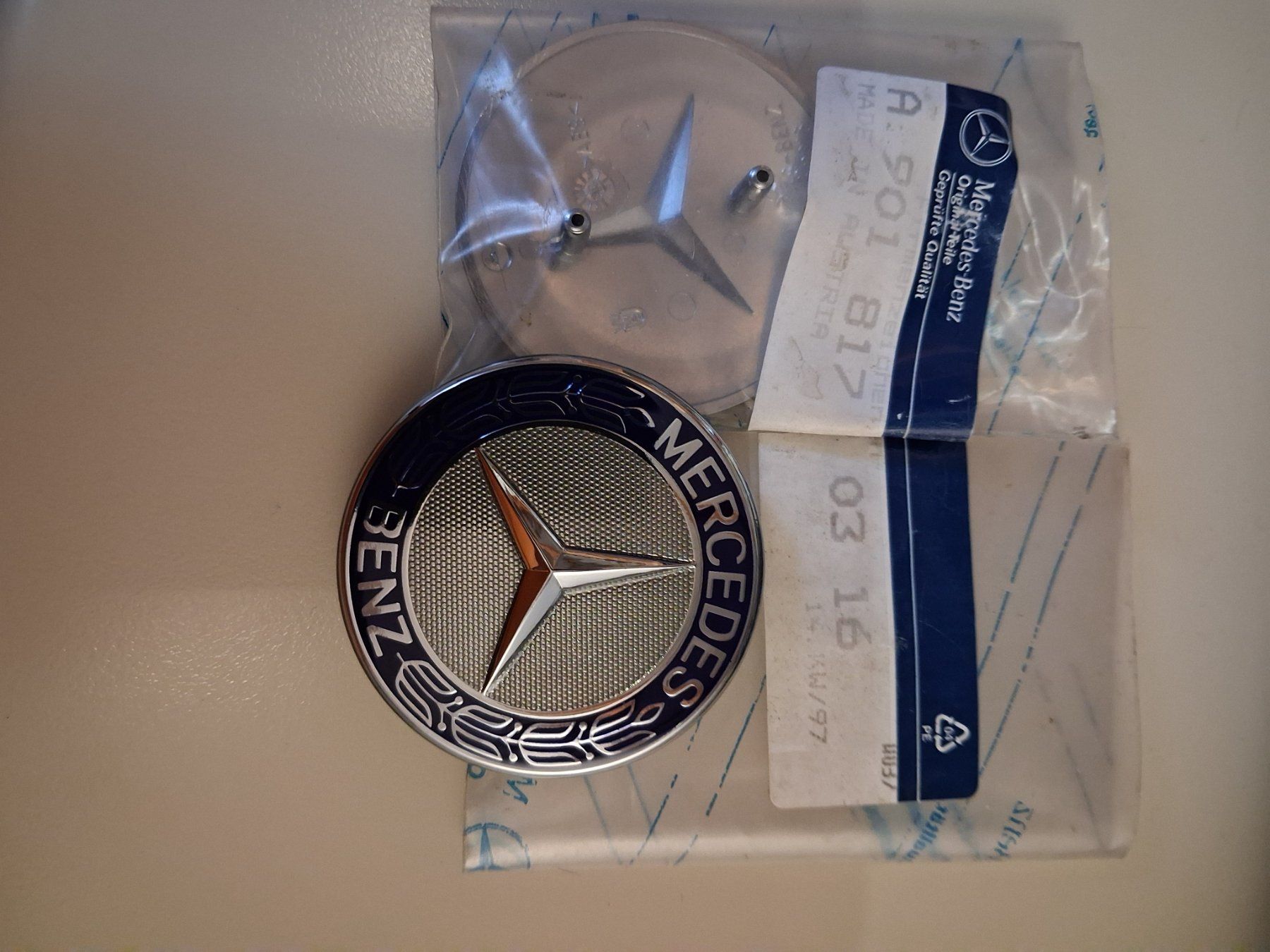 Mercedes-Benz Tutti pezzi di ricambio auto: Mercedes Emblem – Nuovo e nell'imballaggio originale da Niederuzwil venduto da saimaa5357A 1