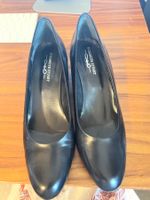 Scarpa nera con tacco