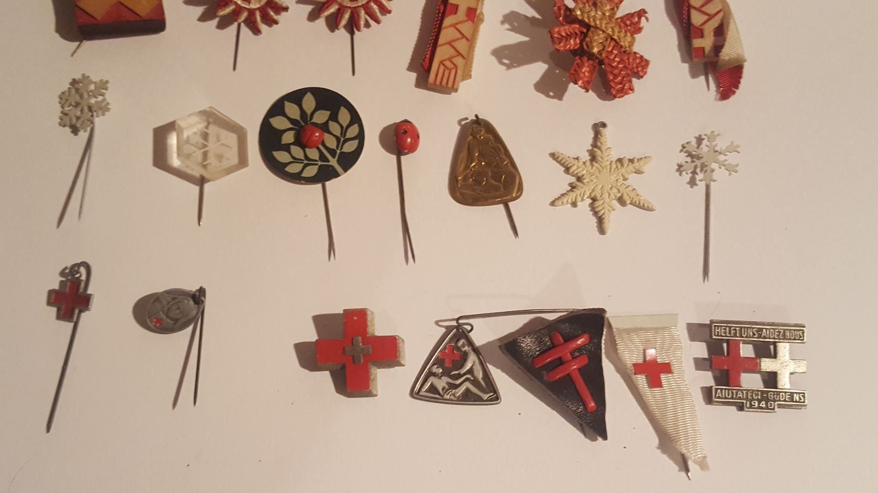 Placchette & Badge: 26 Rotkreuz- und Winterhilfe Abzeichen – Usato da Remetschwil venduto da Privatflohmi 2