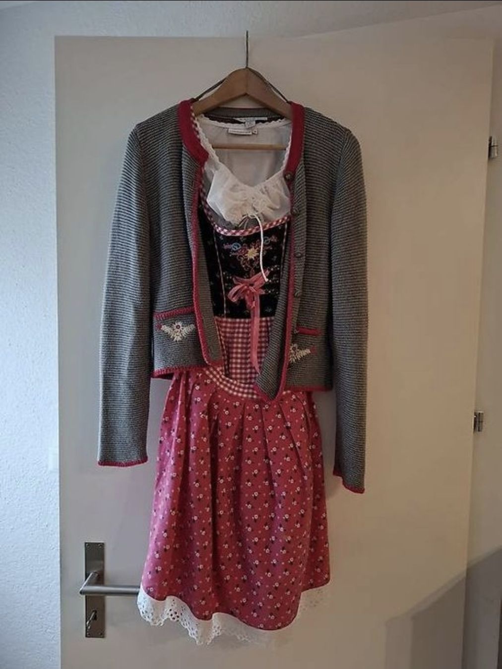 Vestiti: Dirndl Stockerpoint Grösse 36, mit  Strickjacke M – Usato da Näfels venduto da rahel.___
