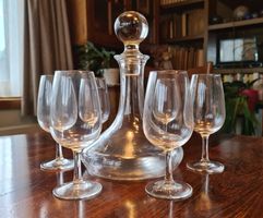 Weinkaraffe mit 6 Weingläsern