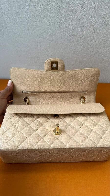 Chanel Borse da donna: Classic Timeless Double Flap Medium Beige Caviar Leather  – Usato da Münchenstein venduto da watchpatrol 7