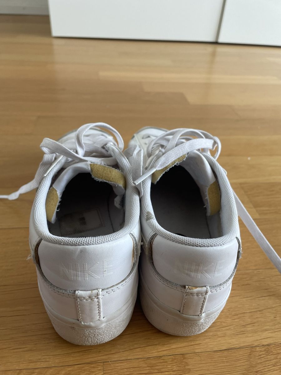 Herrenschuhe: Weisse Nike Blazer Low Damenschuhe – Gebraucht aus Glattpark(Opfikon) von rue_9c5p 3