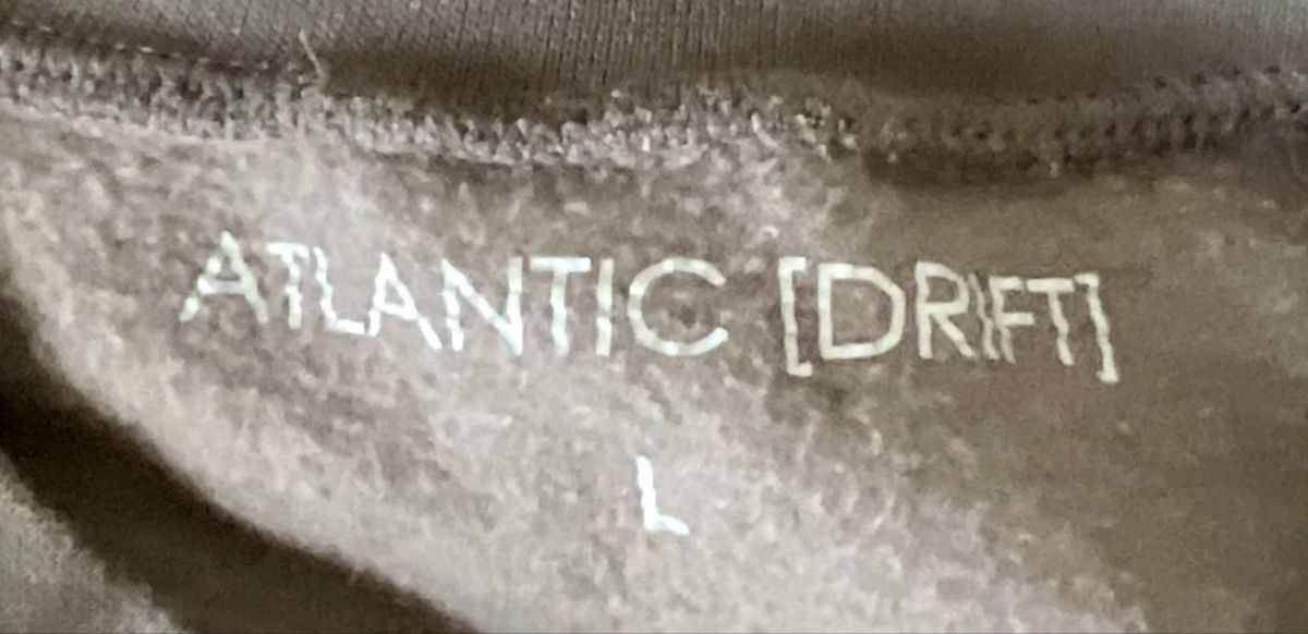 Pullover & Sweatshirts: Atlantic Drift Title Screen Crew Charcoal – Gebraucht aus Luzern von Everything_Must_Gooo 2