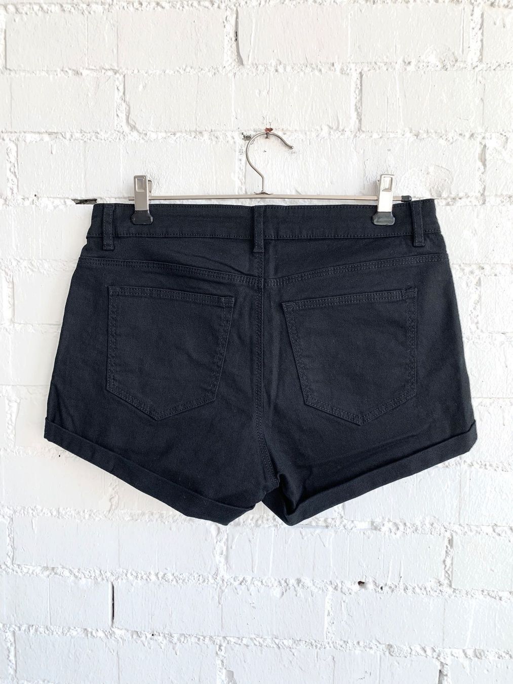H&M Jeans: Schwarze Jeans Shorts von H&M – Usato da Bern venduto da Fraeuleinhonig 3