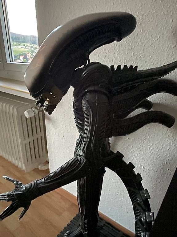 Skulpturen & Statuen: Figurine de alien articuler 1,2m – Gebraucht aus le locle von caryl 1