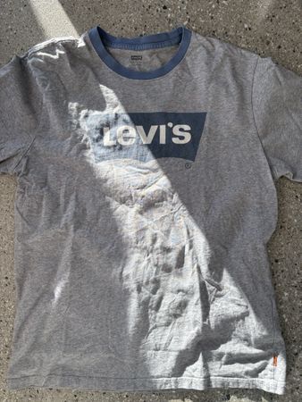 T-shirt Levi's gris, parfait pour l'été! Taille S