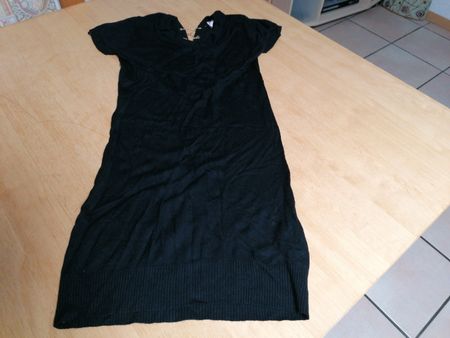 Robe noire élégante avec laçage doré, occasion