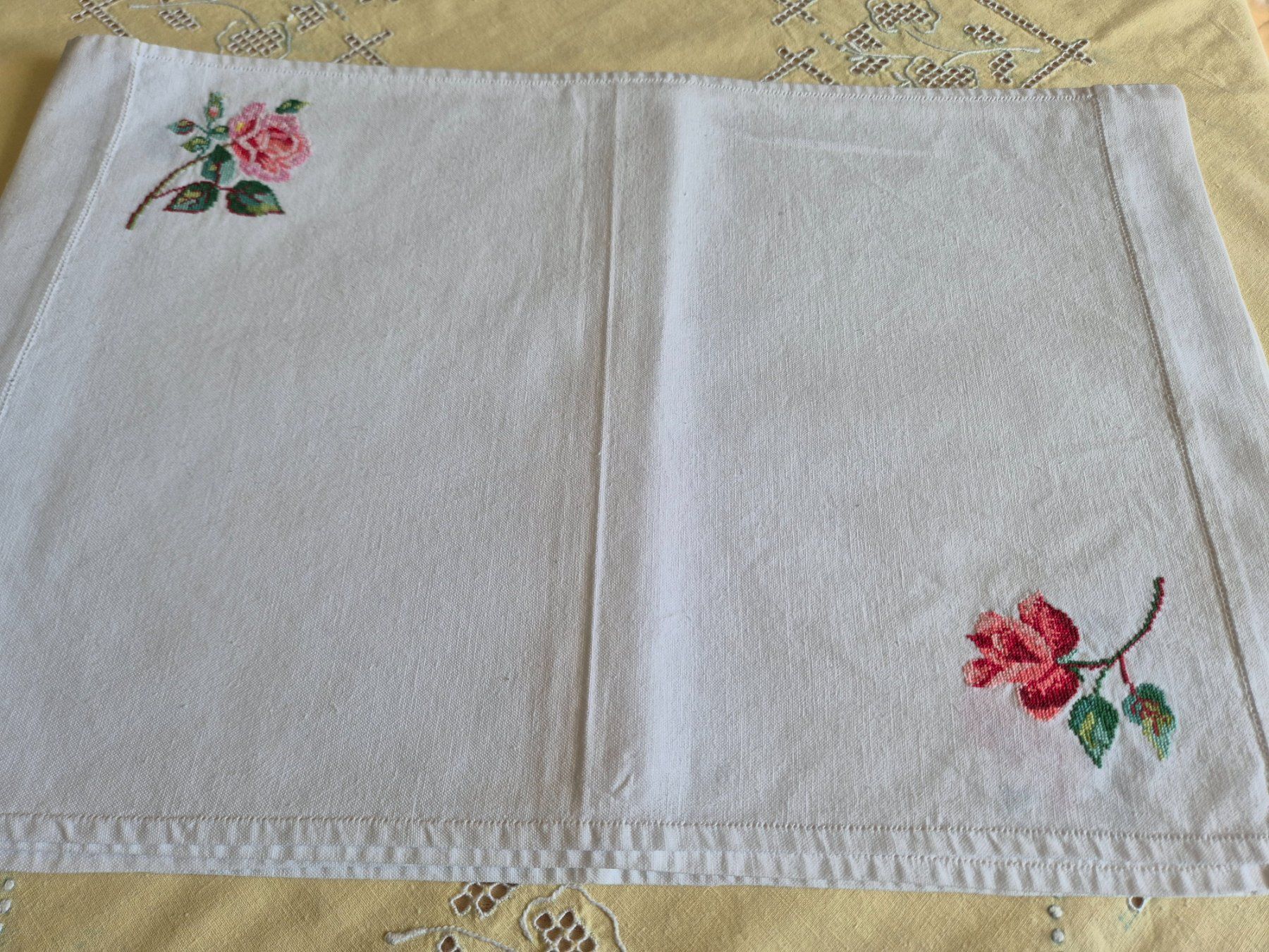 Altra biancheria da tavola: 7 Handgestickte Tischset mit Rosenmuster – Usato da Bern venduto da aronari 1
