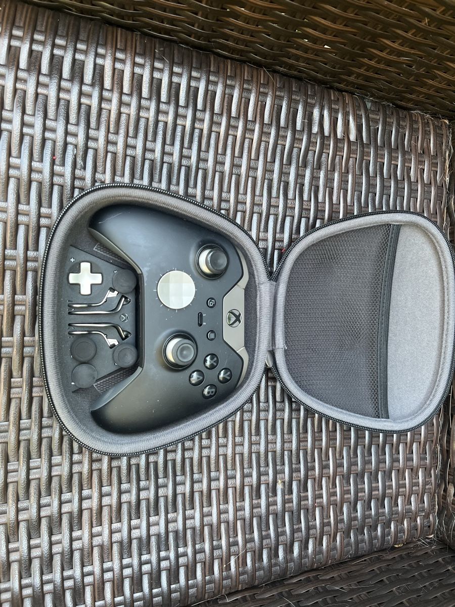 Microsoft Console: Manette Xbox Elite Noir avec étui et accessoires – Difettoso da Genève venduto da Beyond-Time-Geneve 2