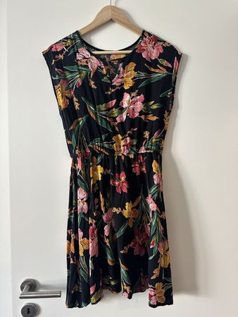 Robe noire à motif fleuris