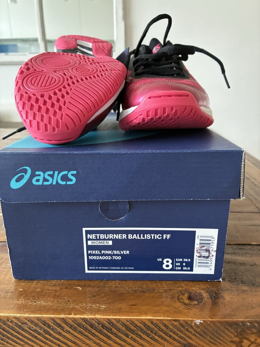 Asics Scarpe da donna: Asics Netburner Ballistic FF, Grösse 39.5, Neu – Nuovo e nell'imballaggio originale da Zürich venduto da Msirco