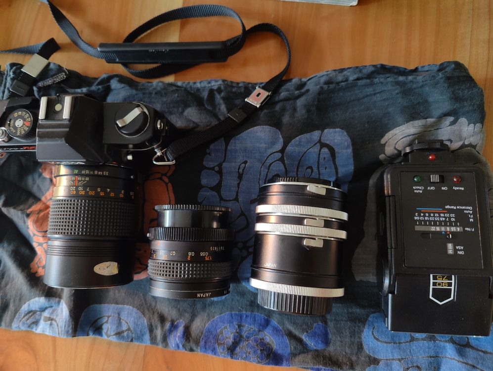 Konica Appareil photo: Konica Autoreflex Kamera mit Objektiven und Blitzgerät – D'occasion à Adliswil par Corrado22 2