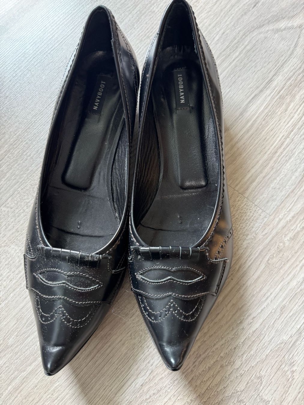 Navyboot Scarpe da donna: Schicke Navyboot Echtleder Pumps, schwarz, Grösse 40 – Usato da Oberweningen venduto da Achille.3 1