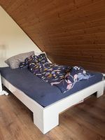 Weisses Hochglanz-Bett 140 × 200