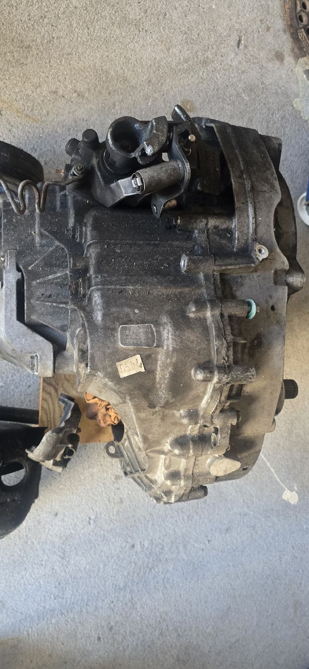 VW Tutti pezzi di ricambio auto: Schaltgetriebe VW T5 – Difettoso da Niederurnen venduto da AlenK 1