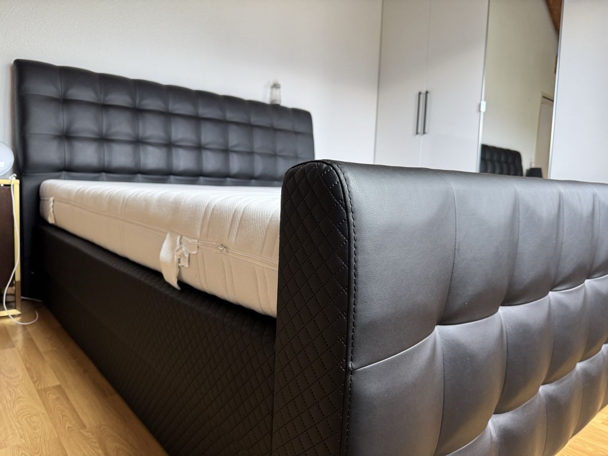Betten: Bett / Boxspringbett Schwarz Kunstleder fast neue Matrazen – Gebraucht aus Buchs SG von G.M.S. 1