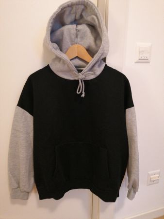Schwarzer Kapuzenpullover mit grauen Ärmeln - Top! Grösse M