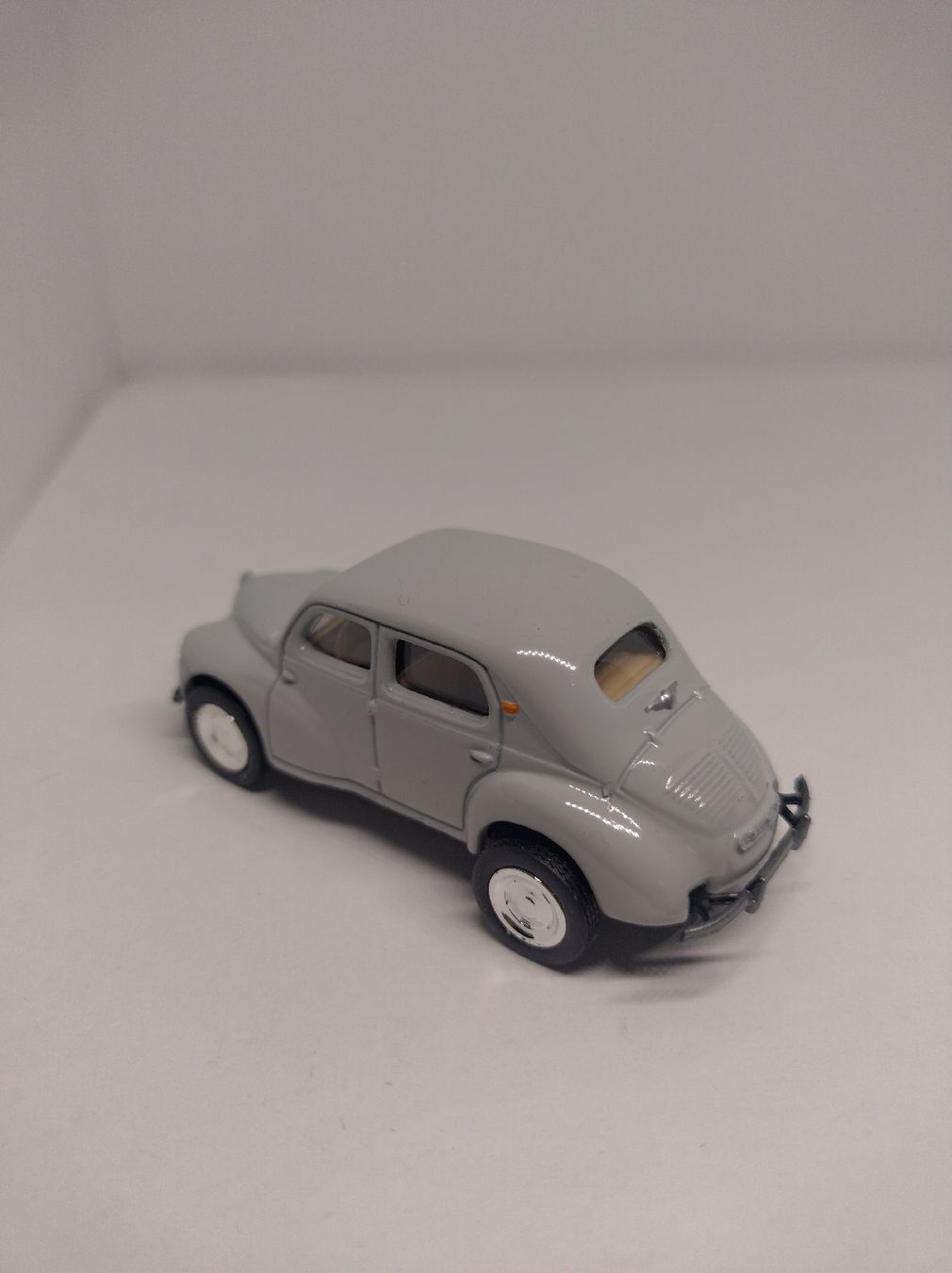 Norev Modellini d'auto: Norev Renault 4CV, gris, échelle 1/64 – Nuovo e nell'imballaggio originale da La Chaux-de-Fonds venduto da Pierrot8404 4