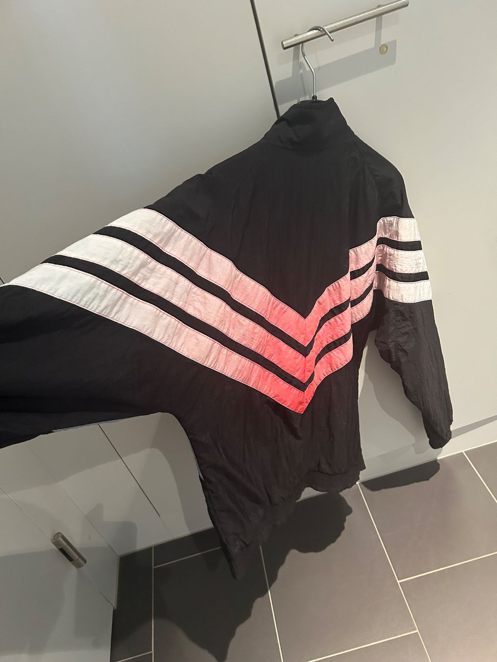 Adidas Giacche: Adidas 90 Vintage – Usato da Schlieren venduto da Leavio 2