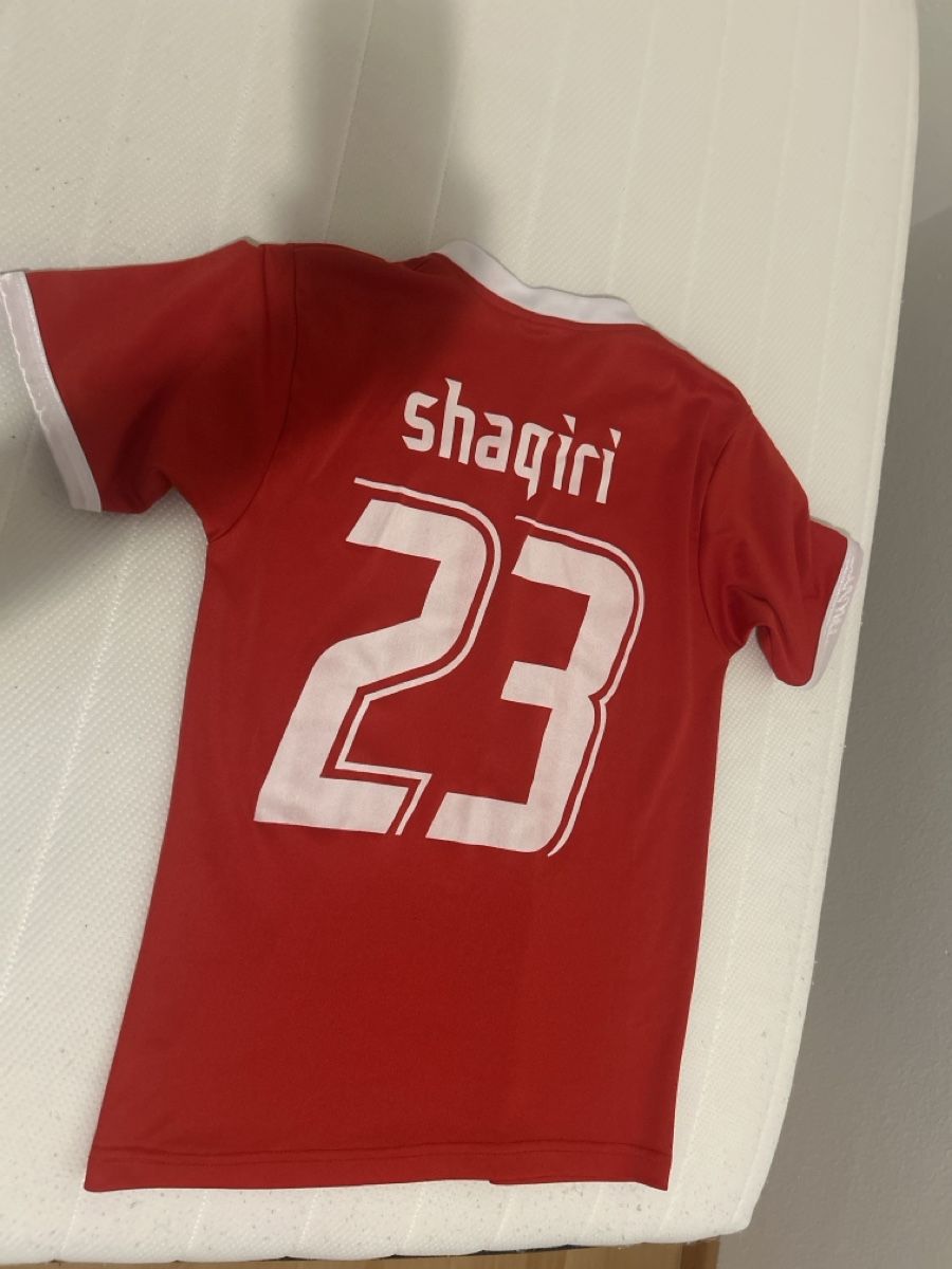 Schweizer Nati Scarpe, pantaloni & magliette da ginnastica: Shaqiri Schweiz Trikot – Usato da Reinach BL venduto da Trikotkaufer