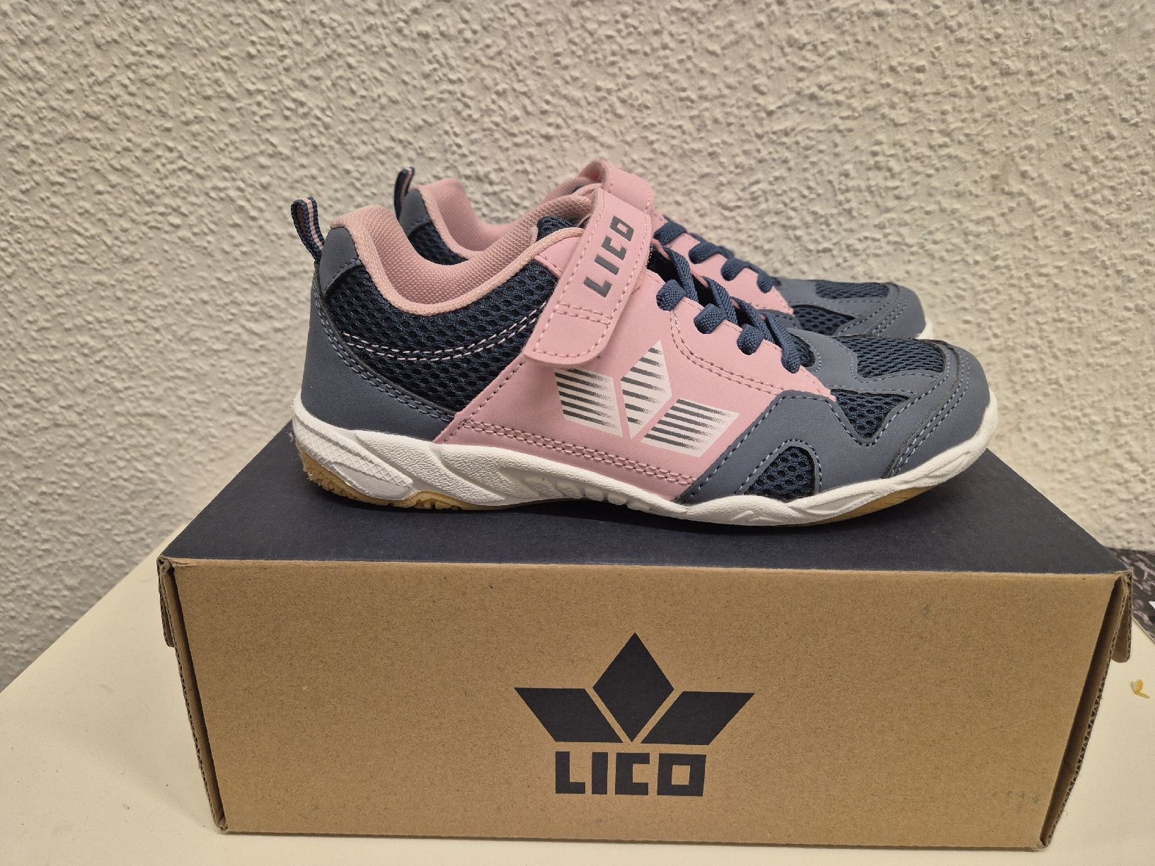 Schuhe für Mädchen: Turnschuhe Mädchen – Neu und originalverpackt aus Riehen von Vaniisha13 1