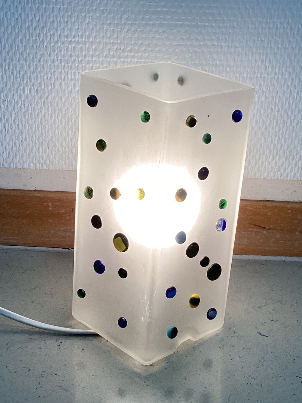 Lampen: Nachttischlampe Milchglas mit bunten Glaspunkten – Neu (gemäss Beschreibung) aus Muttenz von rob_sc8s 1